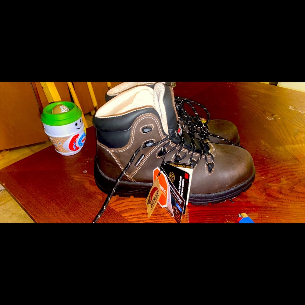 I’m selling steel toe boots to big for me